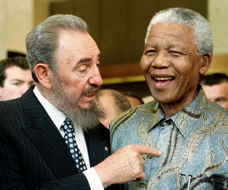 Cubas nu afdøde præsident sammen med den sydafrikanske leder og Nobelprismodtager, Nelson Mandela. (Foto: AP) 