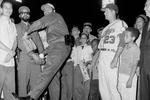 Fidel Castro kaster den første baseball ved åbningen af en international turnering i 1960 i Havana. Den amerikanske sport havde længe været et stort hit på Cuba. (Foto: AP) 