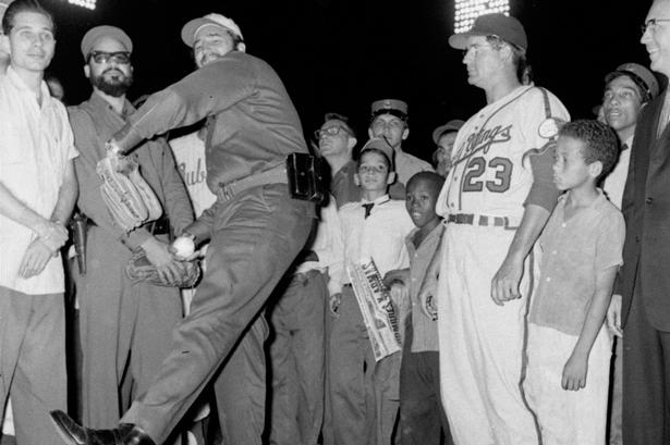 Fidel Castro kaster den første baseball ved åbningen af en international turnering i 1960 i Havana. Den amerikanske sport havde længe været et stort hit på Cuba. (Foto: AP) 