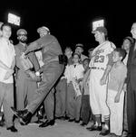 Fidel Castro kaster den første baseball ved åbningen af en international turnering i 1960 i Havana. Den amerikanske sport havde længe været et stort hit på Cuba. (Foto: AP) 