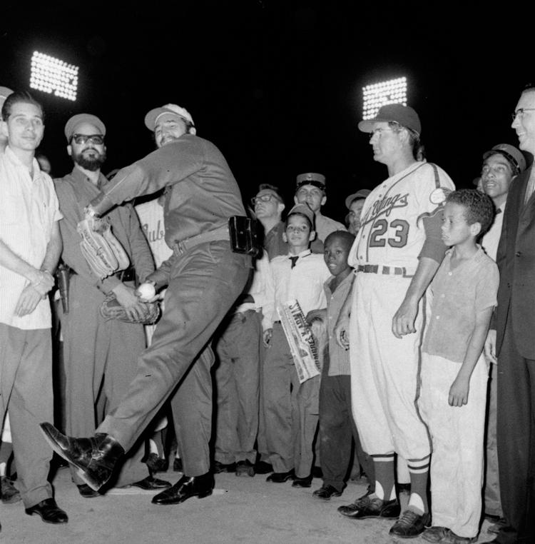 Fidel Castro kaster den første baseball ved åbningen af en international turnering i 1960 i Havana. Den amerikanske sport havde længe været et stort hit på Cuba. (Foto: AP) 