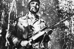 Fidel Castro, Cubas nu afdøde præsident fra 1959 til 2008, stod i spidsen for landets kommunistiske revolution. Her ses han i 1957 under oprørskampen. (Foto: AP) 