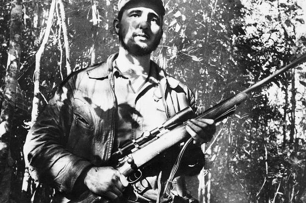 Fidel Castro, Cubas nu afdøde præsident fra 1959 til 2008, stod i spidsen for landets kommunistiske revolution. Her ses han i 1957 under oprørskampen. (Foto: AP) 