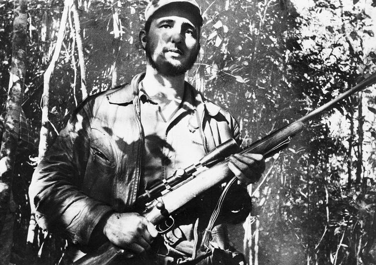 Fidel Castro, Cubas nu afdøde præsident fra 1959 til 2008, stod i spidsen for landets kommunistiske revolution. Her ses han i 1957 under oprørskampen. (Foto: AP) 