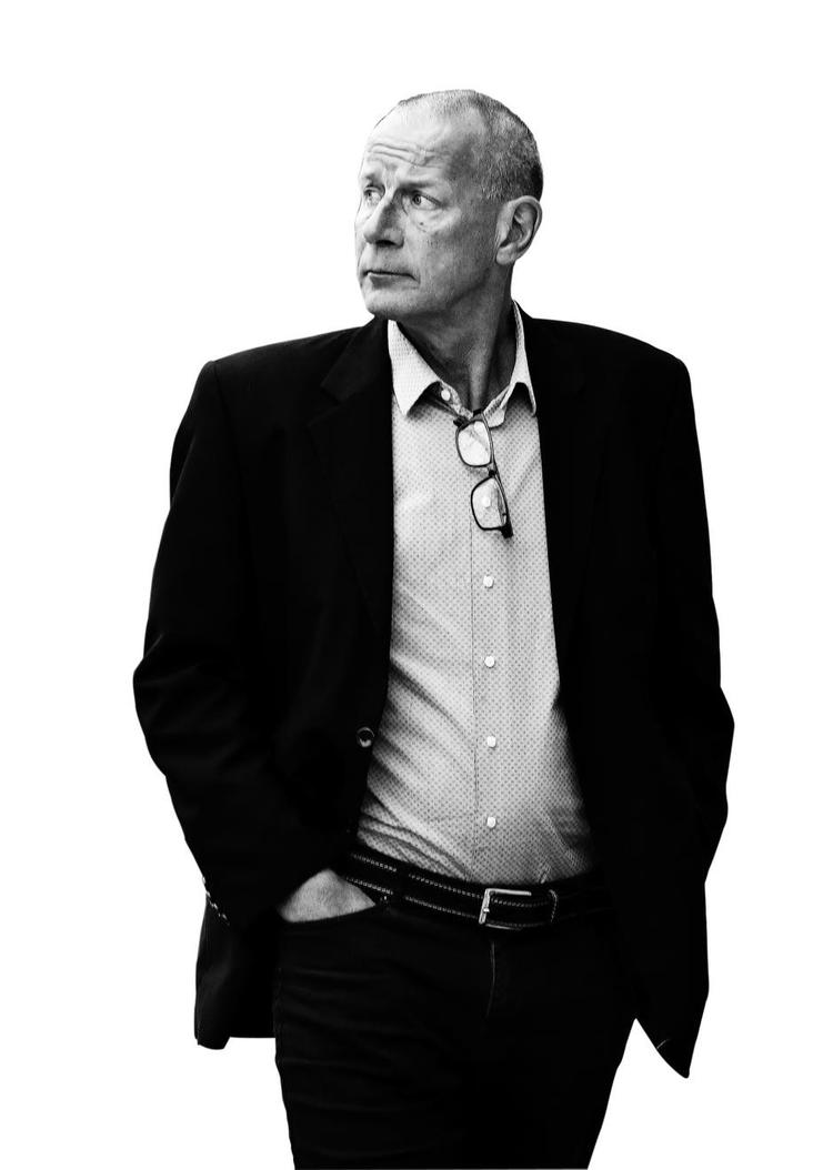 »I løbet af 20 minutter er det hele overstået. Det er et mærkeligt antiklimaks. At nu er det hele overstået. Jeg kører stille og roligt hjem. Det kan lyde mærkeligt, at man ikke skynder sig at nyde det. Men det er et underligt tomrum«, fortæller Kim Henningsen om minutterne efter domsafsigelsen. 