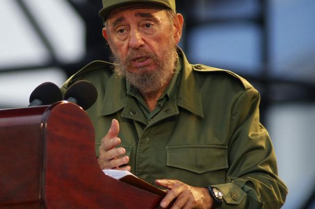 Fidel Castro var kendt for sine langstrakte taler til det cubanske folk, og de blev i tidens løb gjort til genstand for talrige vittigheder. Her i 2005 i hovedstaden Havana. (Foto: AP) 