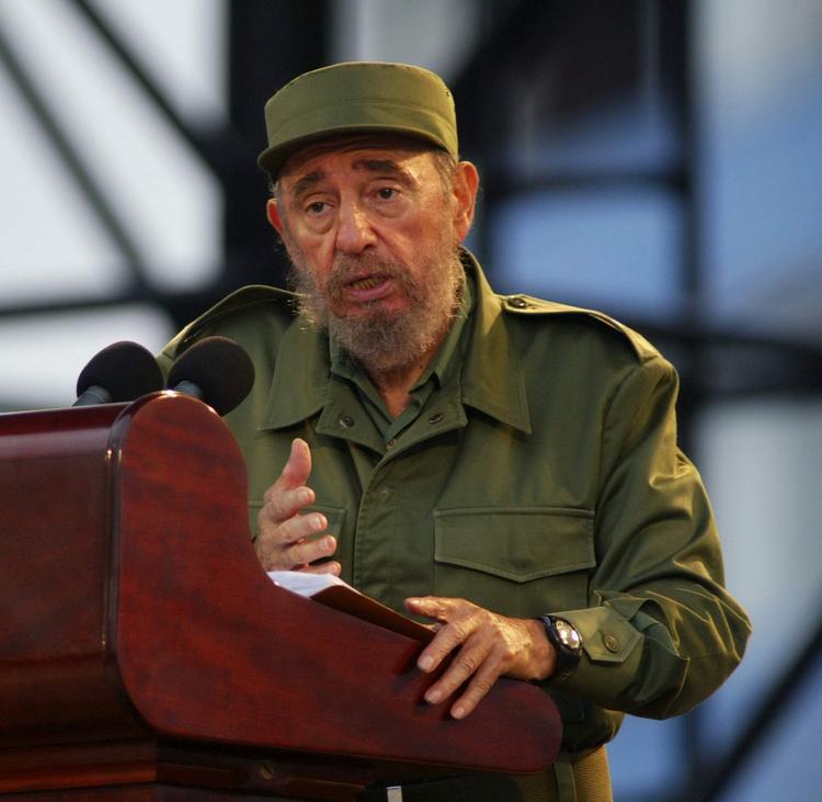 Fidel Castro var kendt for sine langstrakte taler til det cubanske folk, og de blev i tidens løb gjort til genstand for talrige vittigheder. Her i 2005 i hovedstaden Havana. (Foto: AP) 