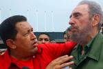 Fidel Castro sammen med sin nu afdøde ven, Venezuelas præsident, Hugo Chavez, der var en tilsvarende torn i øjet på stormagten USA. (Foto: AP) 