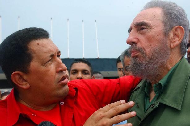 Fidel Castro sammen med sin nu afdøde ven, Venezuelas præsident, Hugo Chavez, der var en tilsvarende torn i øjet på stormagten USA. (Foto: AP) 