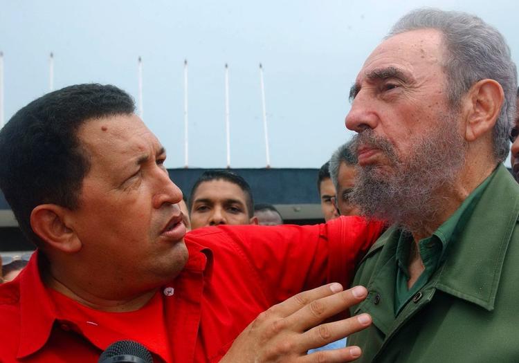 Fidel Castro sammen med sin nu afdøde ven, Venezuelas præsident, Hugo Chavez, der var en tilsvarende torn i øjet på stormagten USA. (Foto: AP) 