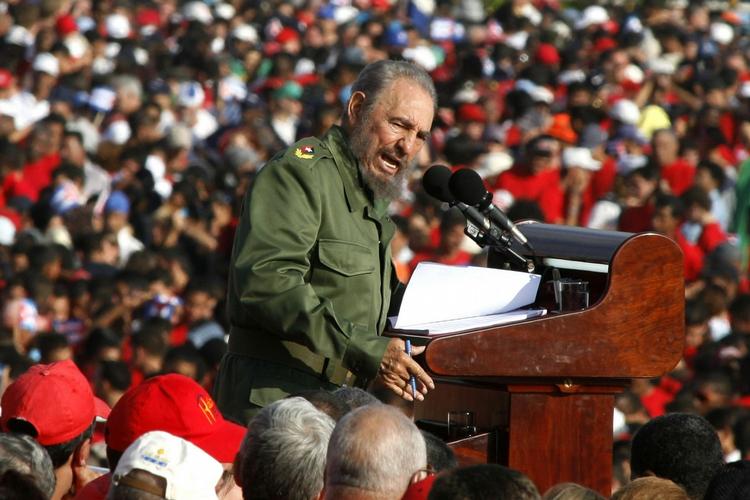Leder. Her taler Fidel Castro i 2006 på Revolutionspladsen i Havana. 