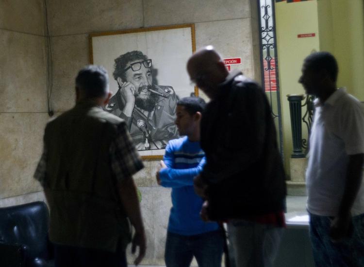 Farvel. Cubanere foran Folkeforsamlingens kontor i Havana, efter det blev kendt, at Fidel Castro var død. 