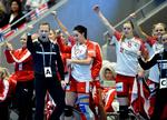 Skalp. Landstræner Klavs Bruun Jørgensen (tv.) og spillere har godt grund til at juble over gevinsten mod Ruslands olympiske mestre. 