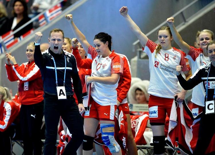 Skalp. Landstræner Klavs Bruun Jørgensen (tv.) og spillere har godt grund til at juble over gevinsten mod Ruslands olympiske mestre. 