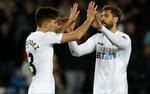 Matchvinder.  Fernando Llorente (th.) var på pletten to gange i tillægstiden fro Swansea. 
