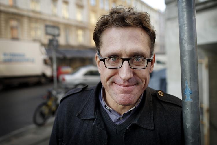 Pessimist? Selv om Eric Jarosinski er kendt for sine små sortsynede aforismer fra Twitter, er han faktisk en ret munter person. Foto: Jens Dresling 