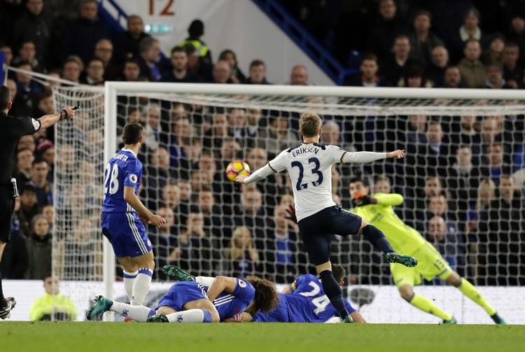 Scoring. Christian Eriksen åbnede målscoringen med et drømmemål. 