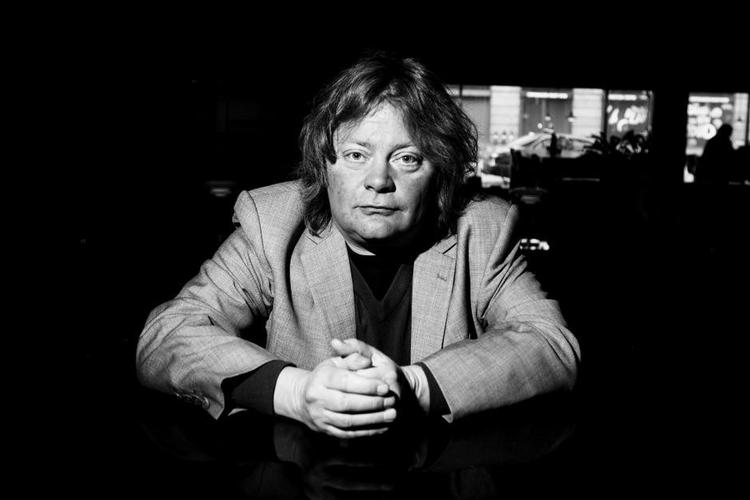 Sidste. Jan Sonnergaard fotograferet i 2013 i forbindelse med udgivelsen af romanen 'Otte opbyggelige fortællinger om kærlighed og mad og fremmede byer'. Han var i gang med sin fjerde roman, da han, formentlig af gammel kærlighed til novellen, sagde ja til at skrive en til lapidar.dk. 