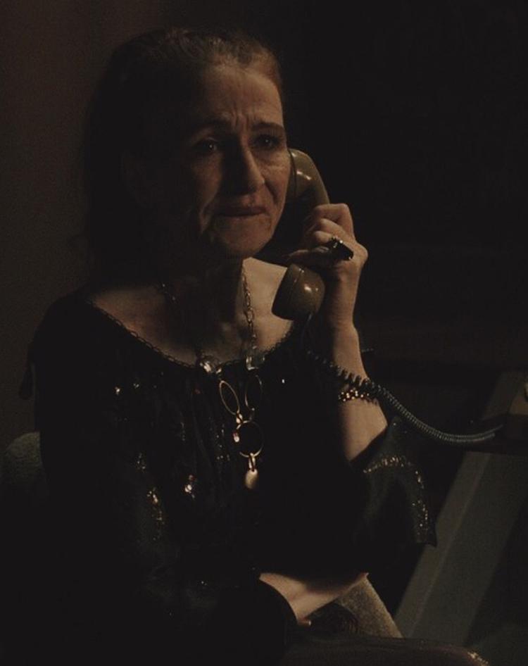 Skældud. Julehyggen er måske knap så hyggelig og varm, når det er mor – spillet af Bodil Jørgensen – der ringer op, og det er Rytteriet, der står bag. 