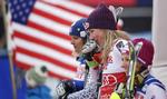 STORFORM. Mikaela Shiffrin nyder en stund under sejrsceremonien i Vermont, hvor hun igen var suveræn i kvindernes World Cup-slalom. 