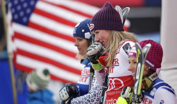 STORFORM. Mikaela Shiffrin nyder en stund under sejrsceremonien i Vermont, hvor hun igen var suveræn i kvindernes World Cup-slalom. 