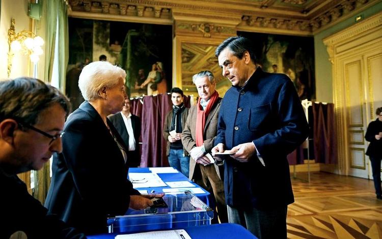 triumfator. François Fillon begyndte primærvalgkampen som 'Mr. Nobody'. Nu står han over for et splittet Socialistparti og Front Nationals Marine Le Pen, der som François Fillon er favorit til at nå anden omgang af præsidentvalget næste forår. 