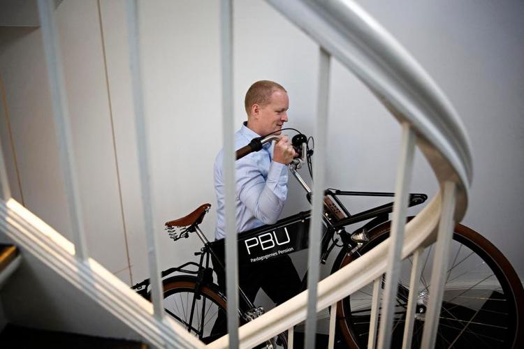 Nytiltrådt. Siden Sune Schackenfeldt for 3 måneder satte sig i direktørsædet hos Pædagogernes Pension, har han fået op mod 30 invitationer til luksusrejser, teaterforestillinger og andre arrangementer. Han har kvitteret med at indføre nultolerance og altså takke nej til rejser og gaver. 
