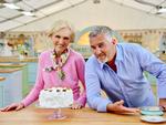 Kageflirt. Kemien mellem de to britiske bagedystdommere, Mary Berry og Paul Hollywood, er helt anderledes end i det danske program. Foto: Andy Devonshire/ TV 2 