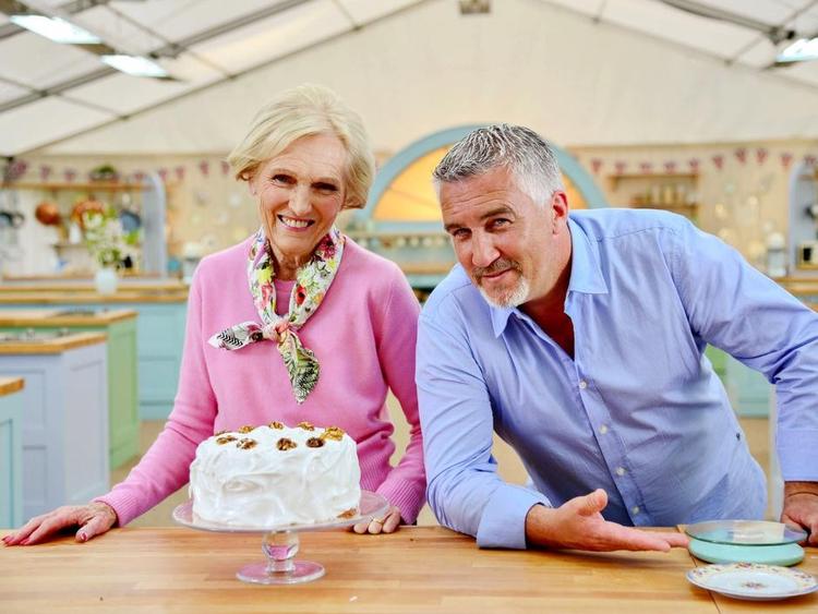 Kageflirt. Kemien mellem de to britiske bagedystdommere, Mary Berry og Paul Hollywood, er helt anderledes end i det danske program. Foto: Andy Devonshire/ TV 2 