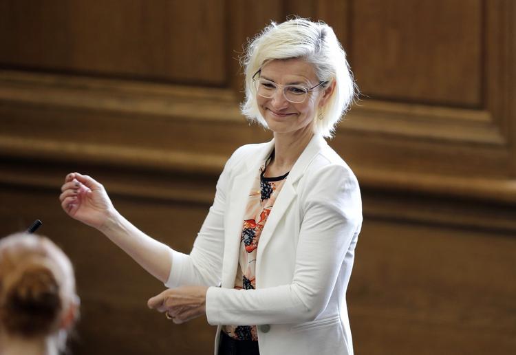 Udviklingsminister Ulla Tørnæs står bag en ny dansk udviklingspolitik, der bliver modtaget med både ris og ros. 