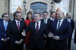 TREKLØVER. Statsminister Lars Løkke Rasmussen (V) præsenterer sin nye regering bestående af Venstre, Liberal Alliance og Konservative på Amalienborg Slotsplads. 