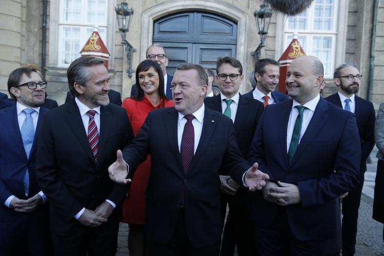 TREKLØVER. Statsminister Lars Løkke Rasmussen (V) præsenterer sin nye regering bestående af Venstre, Liberal Alliance og Konservative på Amalienborg Slotsplads. 