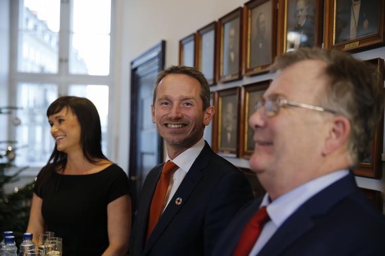 MØNTTRICKS. Den nyudnævnte finansminister, Kristian Jensen (V), fik  et tryllesæt af sin forgænger, der skal hjælpe ham til at få budgetterne til at strække sig. 