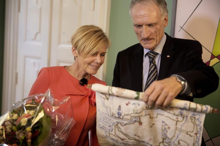 Værsgo. Et broderi fra det dansk-tyske grænseland, inkl. Dybbel Mølle, var Mette Bocks gave til sin forgænger. 