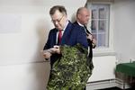 Pas på. Peter Christensens gave til den nye minister var en fragmentationsvest ledsaget af en opfordring til Claus Hjort om både at passe på sig selv og forsvaret. 