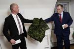 Peter Christensen (V) overrækker en skudsikker vest til Claus Hjort Frederiksen (V), der også overtager nøglerne til Forsvarsministeriet. 