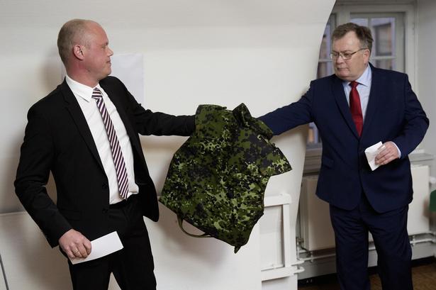 Peter Christensen (V) overrækker en skudsikker vest til Claus Hjort Frederiksen (V), der også overtager nøglerne til Forsvarsministeriet. 