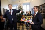 Med bemærkningen om en at en finansminister skal »kunne trylle med de økonomiske midler«, forærede Claus Hjort Frederiksen (V) et tryllesæt til Kristian Jensen (V), der overtager Finansministeriet. 