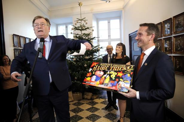 Med bemærkningen om en at en finansminister skal »kunne trylle med de økonomiske midler«, forærede Claus Hjort Frederiksen (V) et tryllesæt til Kristian Jensen (V), der overtager Finansministeriet. 