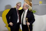Afgående justitsminister Søren Pind (V) forærer en stok til Søren Pape Poulsen (K), så han kan støtte sig til den i arbejdet som »tryghedsminister«. 