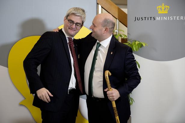 Afgående justitsminister Søren Pind (V) forærer en stok til Søren Pape Poulsen (K), så han kan støtte sig til den i arbejdet som »tryghedsminister«. 