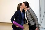 Ellen Trane Nørby (V) giver undervisningsministeriet videre til Merete Riisager (LA). Trane Nørby forærede Riisager en minister kuffert med titlen 'Fri for mobberi'. 