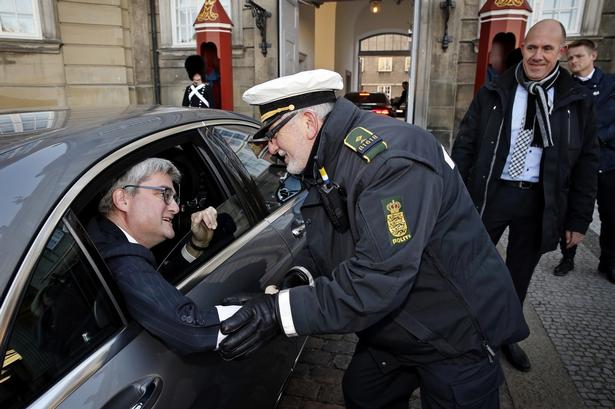 På vej til dronningen tager afgående justitsminister Søren Pind (V) afsked med en ansat. 