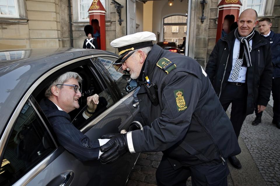 På vej til dronningen tager afgående justitsminister Søren Pind (V) afsked med en ansat. 