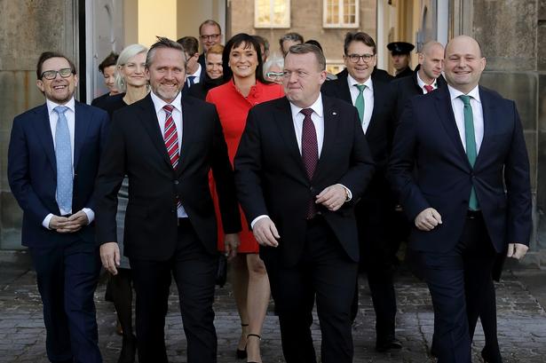 Trekløverregeringen går pressen i møde på Amalienborg slotsplads. 