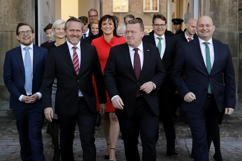 Trekløverregeringen går pressen i møde på Amalienborg slotsplads. 