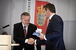 Anders Samuelsen (LA) overrakte dagens første sparegris. Under mandagens overdragelser af ministerier blev der i alt overrakt to sparegrise. Politiken har desværre ikke tal på, hvor mange sparegrise der er blevet overrakt gennem tiderne. 