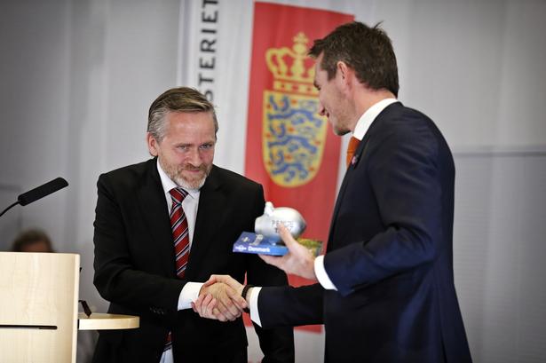 Anders Samuelsen (LA) overrakte dagens første sparegris. Under mandagens overdragelser af ministerier blev der i alt overrakt to sparegrise. Politiken har desværre ikke tal på, hvor mange sparegrise der er blevet overrakt gennem tiderne. 