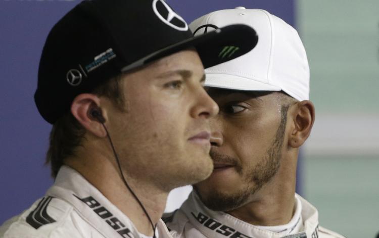 KØLIGT. Duellen mellem Mercedes-teamkollegerne Nico Rosberg og Lewis Hamilton har været hård i den netop overståede sæson. 