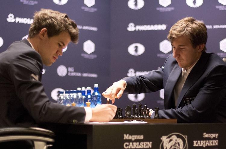 Parti. Det norske skakgeni Magnus Carlsen (tv.)  spiller om verdensmesterskabet mod russiske Sergej Karjakin. 